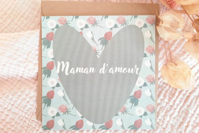 carte fête des mères avec coeur et inscription maman d'amour dimension 13 x 13 cm vendu avec enveloppe en papier kraft