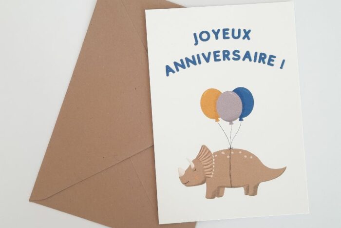 carte joyeux anniversaire avec tricératops