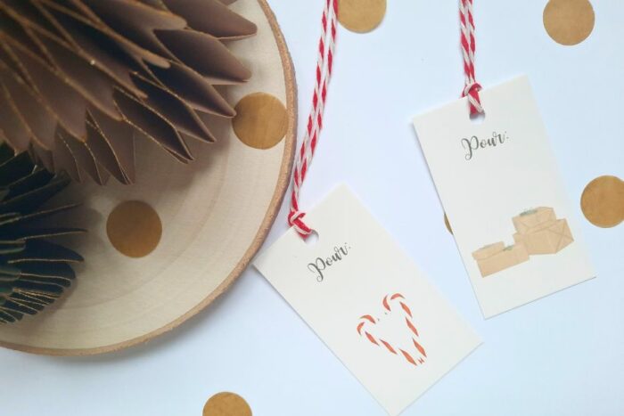 étiquettes cadeaux avec illustrations d'un coeur sucre d'orge et de cadeaux de noël